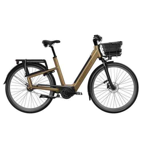 En guldfärgad elcykel med svarta stänkskärmar, pakethållare bak och korg fram, sedd från sidan mot en vit bakgrund.