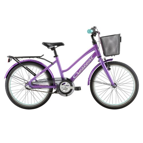 En lila cykel med blågröna detaljer, en genomgående ram, ett pakethållare bak, en korg fram och en svart sadel, visad i profil mot en vit bakgrund.
