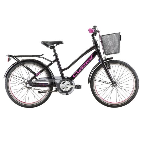 En svart cykel med rosa detaljer, framkorg i nät, pakethållare bak, skärmar på båda hjulen och sparkstöd. På cykelramen finns ordet "Decathlon" skrivet i vitt och rosa.
