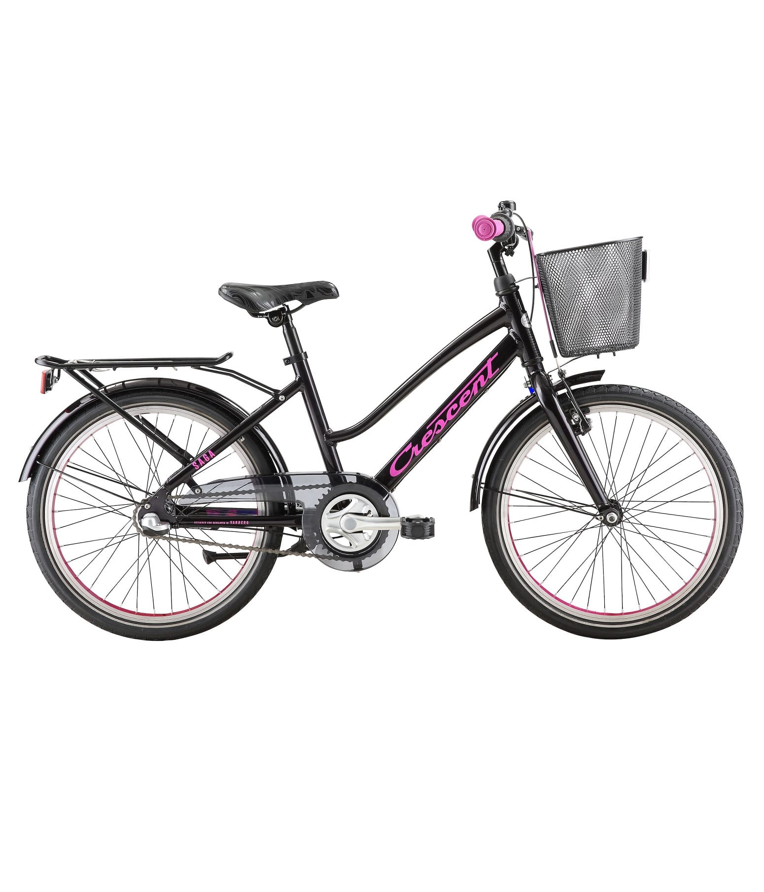 YQC453-02-Crescent-Saga-Svart.jpg En svart cykel med rosa detaljer, framkorg i nät, pakethållare bak, skärmar på båda hjulen och sparkstöd. På cykelramen finns ordet "Decathlon" skrivet i vitt och rosa.