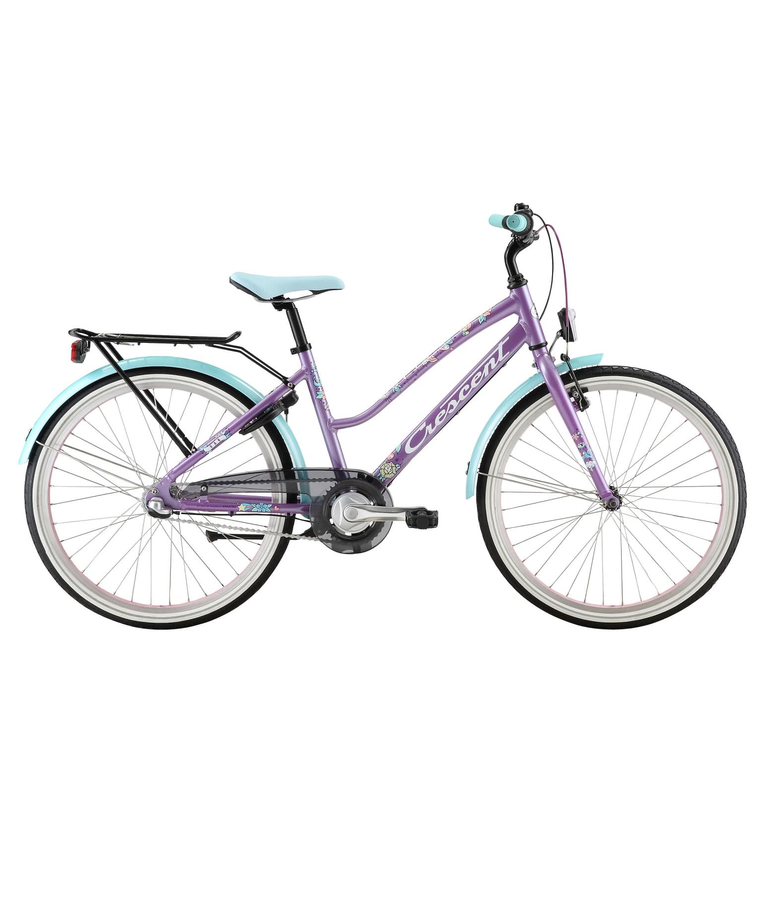 YQC473-02-Crescent-Ran-lila.jpg En lila Crescent-cykel med ljusblå sadel, styre och skärmar, med bakre lasthållare och vita däck, visad i profil mot en vit bakgrund.