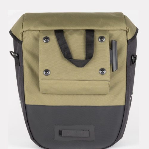 En frontbild av Cykelväska Atran Zap Single 25 liter i khaki och svart med handtag, svarta sidoklämmor, en rektangulär frontficka med fyra nitar och en penna fäst nära högerkanten.