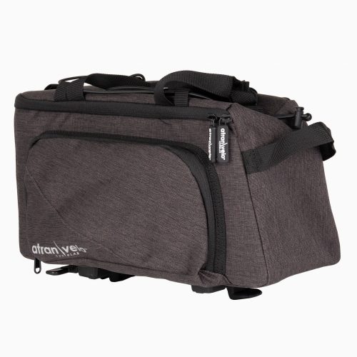 En mörkgrå rektangulär Cykelväska Atran Velo Zap Topbag 18,5 L, AVS cykelväska med flera fack med dragkedja och svarta remmar visas mot en vit bakgrund, med "AtranVelo"-logotypen på framfickan.