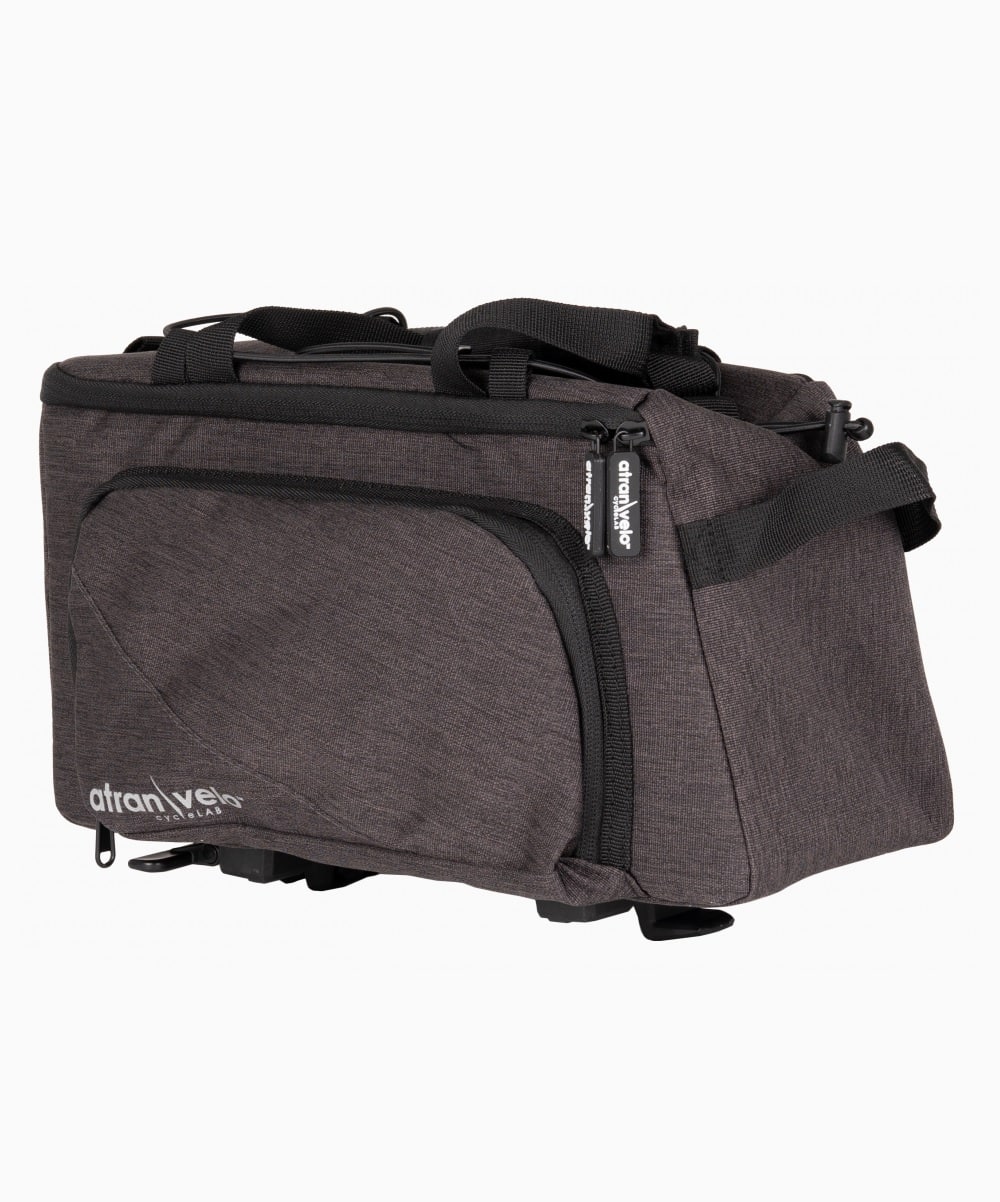 ZAP-TOP-Grey.jpg En mörkgrå rektangulär Cykelväska Atran Velo Zap Topbag 18,5 L, AVS cykelväska med flera fack med dragkedja och svarta remmar visas mot en vit bakgrund, med "AtranVelo"-logotypen på framfickan.