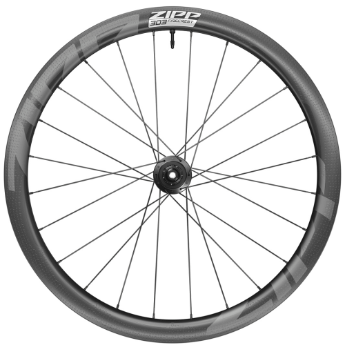 Ett Zipp 303 Firecrest TL Disc Carbon bakhjul, framställt i detalj. Hjulet har en matt finish med diskreta Zipp-logotyper och synliga kolfiberdetaljer. Fotograferat i välbelyst studioatmosfär.