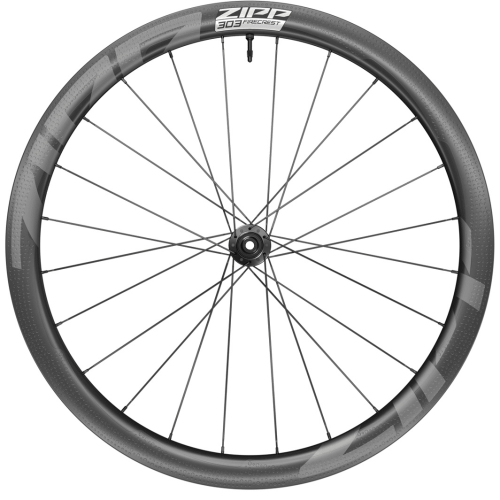 Ett framhjul av märket Zipp 303 Firecrest TL Disc Carbon visas i detalj. Hjulet har en kolfiberfälg och ekrar som strålar ut från navet i mitten. Svagt belyst med fokus på material och design.