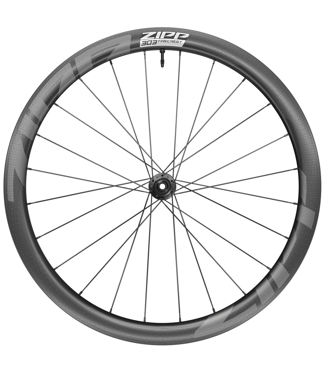 Zipp-303-disc-fram.png Ett framhjul av märket Zipp 303 Firecrest TL Disc Carbon visas i detalj. Hjulet har en kolfiberfälg och ekrar som strålar ut från navet i mitten. Svagt belyst med fokus på material och design.