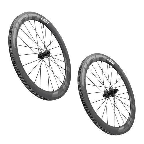 Två Zipp 404 Firecrest Disc hjul, fram och bak, presenteras i en studio med neutral bakgrund. Hjulens kolfiberstruktur och detaljerade nav är väl synliga.