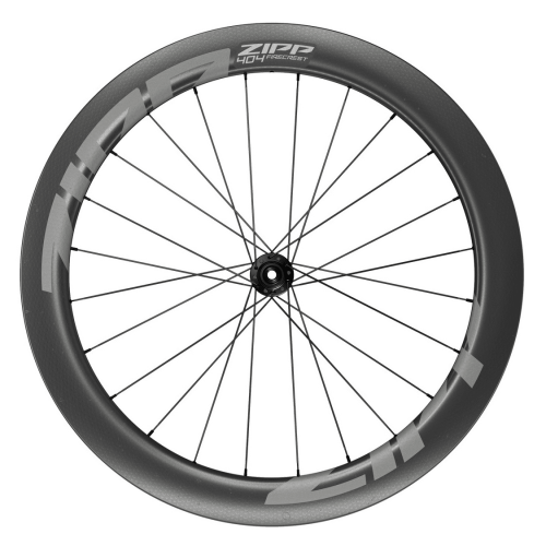 Ett Zipp 404 Firecrest TL Clincher Carbon framhjul visas i detalj. Belysningen framhäver kolfiberstrukturen och de subtila logotyperna på fälgen, vilket ger en känsla av hög prestanda och aerodynamik.