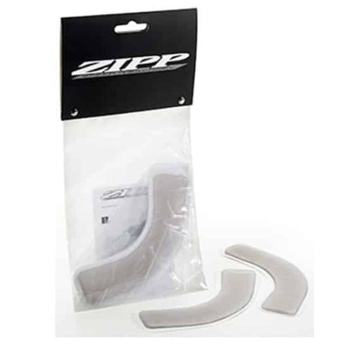 Produktbild som visar ett Zipp Pad set Gel. Förpackningen är svart med vit logga, och kudden är grå. Två lösa kuddar ligger utanför förpackningen.