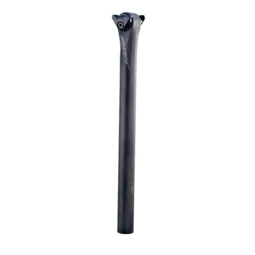 Sadelstolpe Zipp SL Speed Carbon i mörkt utförande, stående vertikalt mot en vit bakgrund. Fokus på detaljer och material, vilket framhävs av studioliknande ljusförhållanden.