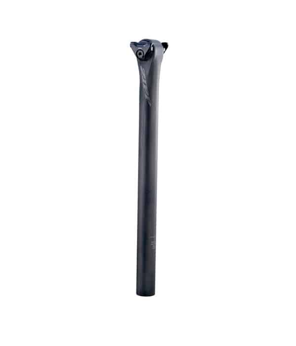Zipp-SL-Speed-sadelstolpe.jpg Sadelstolpe Zipp SL Speed Carbon i mörkt utförande, stående vertikalt mot en vit bakgrund. Fokus på detaljer och material, vilket framhävs av studioliknande ljusförhållanden.