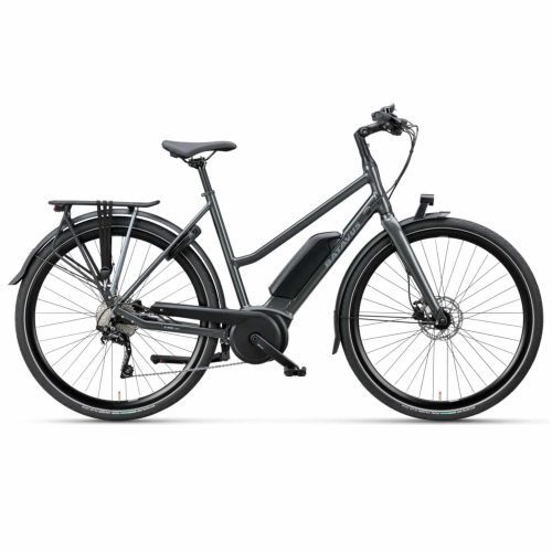 En svart elcykel med en genomgående ram, lasthållare bak, främre och bakre skärmar och ett mittmonterat batteripaket, visad i profil mot en vit bakgrund.