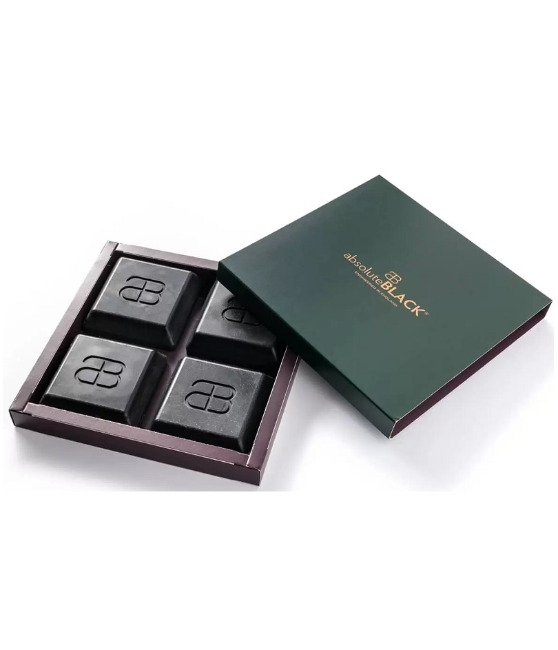 absluteblack-graphenwax Här syns Absoluteblack Graphenvax i en elegant förpackning, med fyra svarta vaxkakor prydda med en logotyp. Förpackningen är mörkgrön med en subtil glans, vilket ger en lyxig känsla.