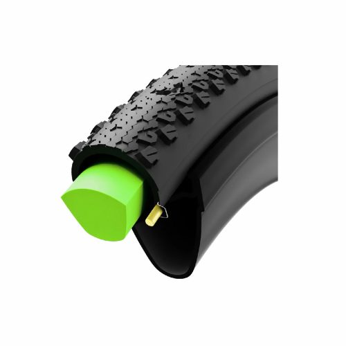 Närbild på ett Vittoria Airliner Gravel cykeldäck, storlek 31/40-622 mm. Däcket är svart med ett distinkt mönster, och en grön inre komponent sticker ut. Det finns en mässingsfärgad ventil synlig.