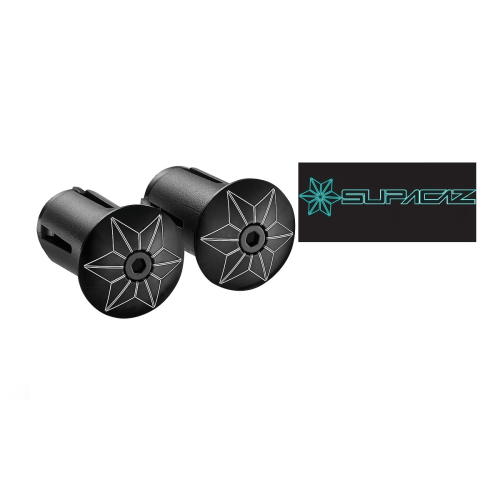 Två anodiserade Supercaz Star Plugz-ändpluggar i svart med stjärndesign, placerade intill en svart rektangel med en blå Supercaz-logotyp. Neutral bakgrund och jämnt ljus framhäver produktdetaljerna.