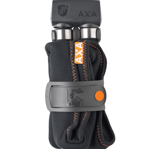 Ett vikt svart och orange Kättinglås AXA Foldable 1000 cykellås med ett tygöverdrag, fäst med en grå rem med en orange knapp. AXA-logotypen finns både på låset och på remmen.