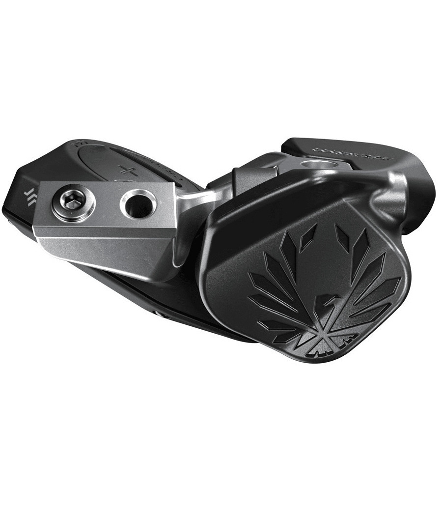 axs-reglage.png Närbild av ett svart och silverfärgat Sram XX1 Eagle AXS Trigger växelreglage, designat för 12-växlade cyklar. Detaljerna framhävs av stark belysning, med en tydlig örnlogotyp på sidan.