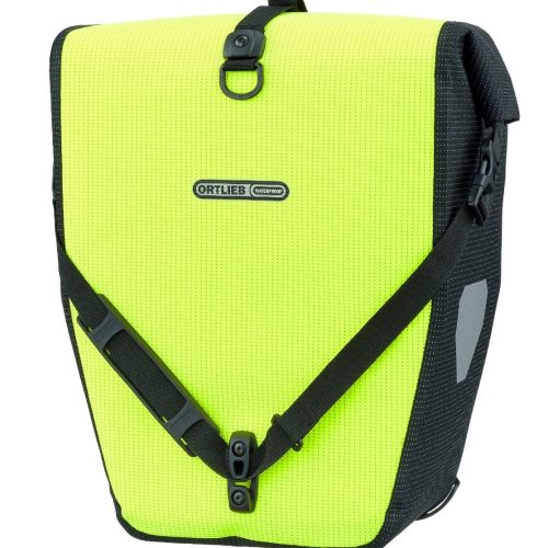 Cykelväska Ortlieb Back-roller i neon gul/reflex med svarta detaljer, remmar och ett reflexmärke. Väskan står på en vit bakgrund och framhäver vattentätheten.