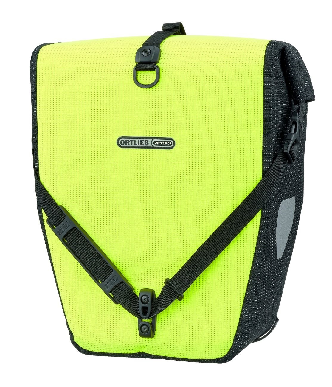 back-roller-highvis-gul Cykelväska Ortlieb Back-roller i neon gul/reflex med svarta detaljer, remmar och ett reflexmärke. Väskan står på en vit bakgrund och framhäver vattentätheten.