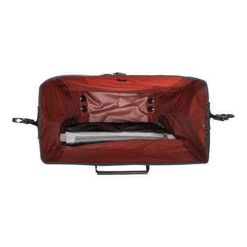 En öppen Ortlieb Back-roller XL Plus packväska i färgen Salsa/Dark Chilli, fotograferad uppifrån. Väskan har en röd insida och ett grått, hopvikt nätfack ligger inuti.