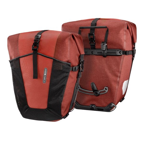 back-roller-pro-plus_f5254_pair Två röda Ortlieb Back-Roller XL Plus packväskor visas i en studioliknande miljö med skarp belysning som framhäver väskornas detaljer.