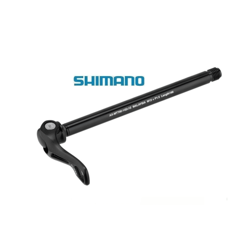 En detaljerad bild av en Shimano E-Thru AX-MT700 bakaxel, 12x142mm, mot en ren vit bakgrund. Belysningen är jämn och framhäver axelns svarta yta och dess distinkta Shimano-märkning.