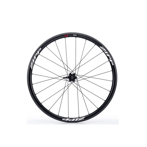 Ett precisionsfoto av bakhjulet Zipp 202 Aerobalance, med fokus på dess slanka design och aerodynamiska egenskaper. Det svarta hjulet kontrasterar mot den vita bakgrunden.