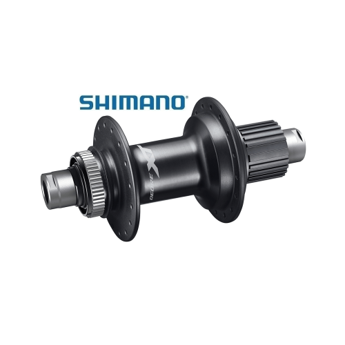 Svart Shimano XT FH-8110 baknav i fokus, belyst i en studioatmosfär. Detaljerade kuggar och "DEORE XT" texten syns tydligt mot den ljusa bakgrunden, vilket framhäver produktens design.
