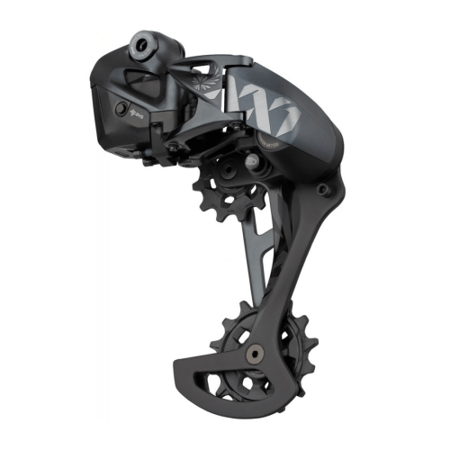 Detaljerad bild av en Sram XX1 Eagle AXS 12-växlad bakväxel mot en vit bakgrund. Fokus på mekaniska detaljer och komponenter
