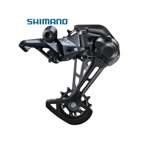 Detaljrik bild av en Shimano SLX RD-M7100 Shadow+ bakväxel för 12-växlade system. Den är framställd mot en ren vit bakgrund med studiobelysning som accentuerar dess design och konstruktion.