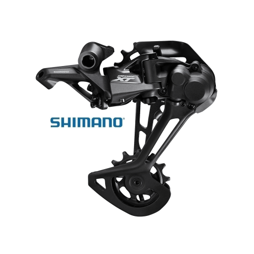 Detaljerad bild av en svart Shimano XT RD-M8100 Shadow+ 12-växlad bakväxel. Studioljus framhäver den intrikata mekaniken och den matta finishen. Varumärket Shimano syns tydligt.