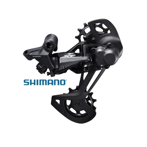 Detaljerad bild av en svart Shimano XT RD-M8120 Shadow+ bakväxel för 12-växlade system. Belysningen framhäver komponentens intrikata design och de precisa detaljerna.