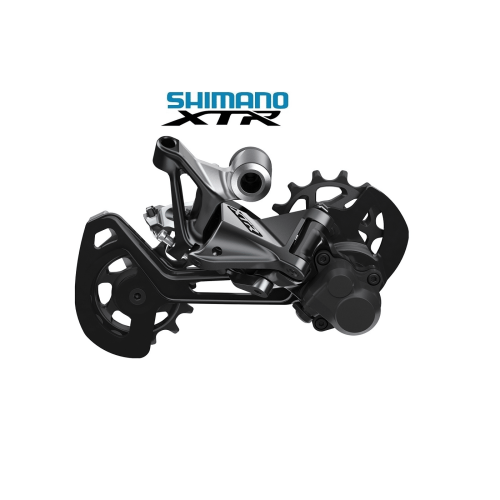 Närbild på en Shimano XTR RD-M9120 Shadow+ bakväxel för 12 växlar. Detaljerad bild med fokus på komponenternas komplexitet och material. Stark kontrast mot vit bakgrund