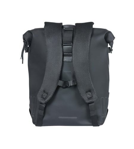 Basil Soho Nordlicht 17L är en svart ryggsäck med rullstängning, robust vattenavvisande material, vadderade axelremmar i mesh, bröstspänne och en minimalistisk design.