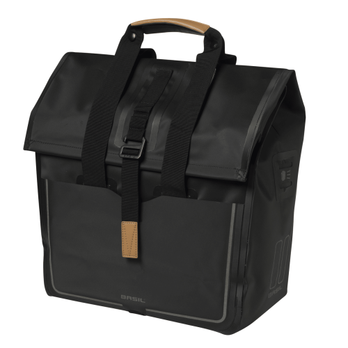 Cykelväska Basil Urban Dry Shopper är en svart, rektangulär 25L cykelväska med klaffstängning, spännband, solbränt handtag, reflekterande detaljer, framficka och vattenavvisande material.