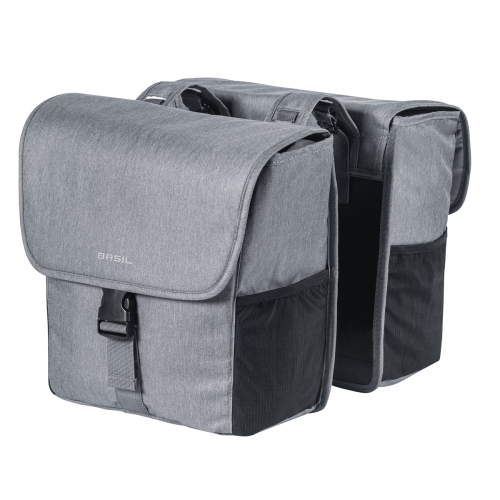 Cykelväska Basil Go Double Bag 32L är ett par gråa cykelväskor med svarta sidofickor och spännstängning, sammanfogade upptill för enkel fastsättning på cykelstället.