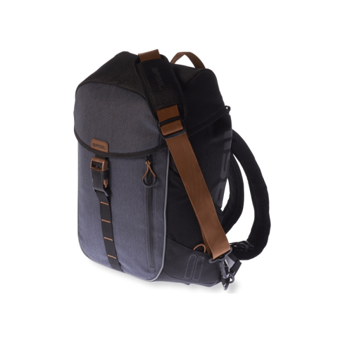 Cykelväska/Ryggsäck Basil Miles daypack (17L) är en grå och svart ryggsäck med bruna remmar, spännen, en framficka med vertikal dragkedja, topphandtag och tillverkad av slitstarkt tyg.