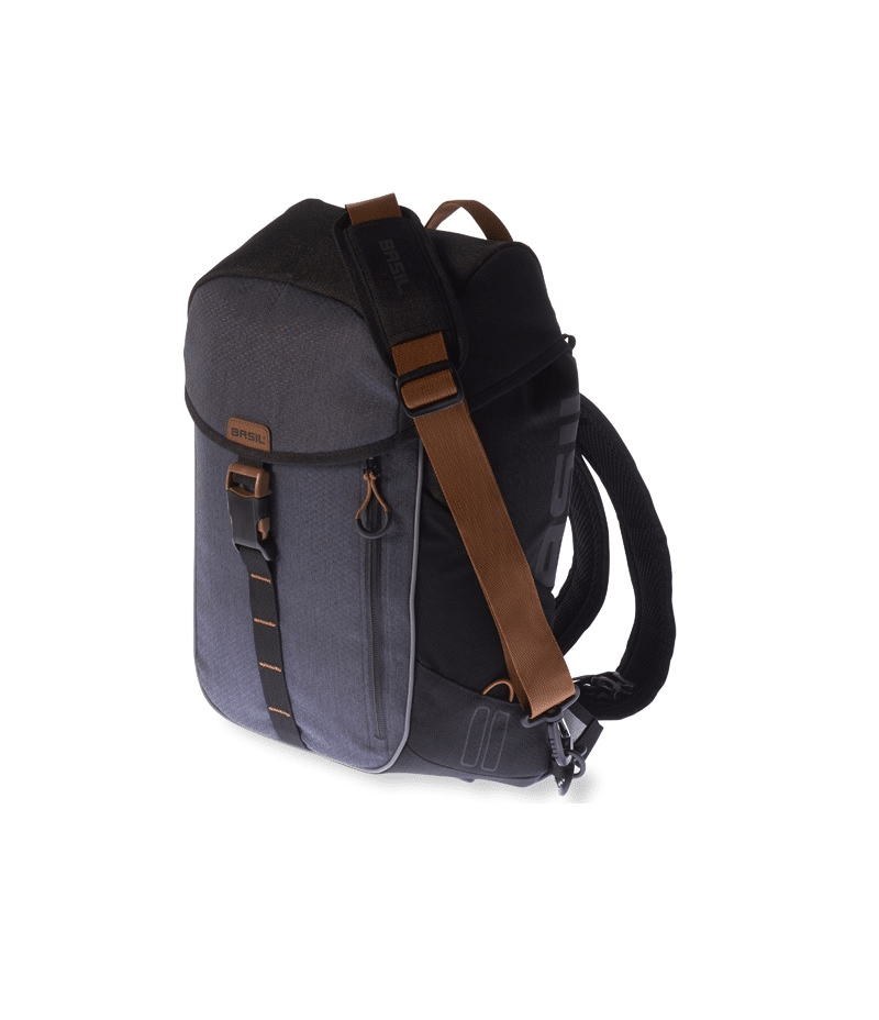 basil.miles_.daypack.17.png Cykelväska/Ryggsäck Basil Miles daypack (17L) är en grå och svart ryggsäck med bruna remmar, spännen, en framficka med vertikal dragkedja, topphandtag och tillverkad av slitstarkt tyg.