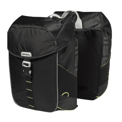 Basil Miles Double Bag är ett par svarta 34-liters cykelväskor med reflexdetaljer, klaffskydd, sidofickor och en fästrem, avsedda för montering på ett cykelställ.