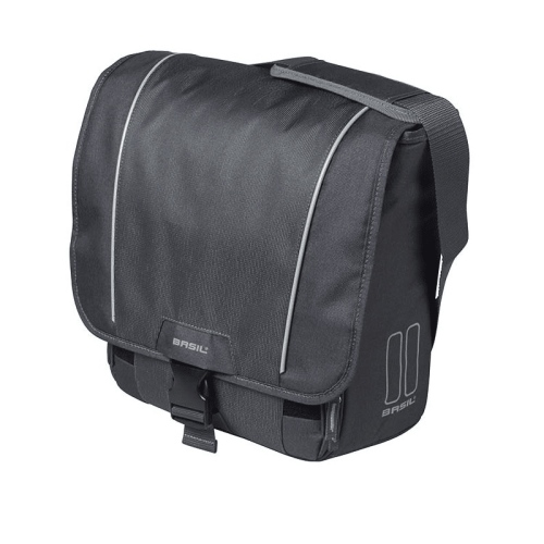 Basil Sport Design 18 liter cykelväska är en svart axelremsväska med justerbar rem, flikstängning med spänne, två reflekterande ränder och en Basil-logotyp på fliken.