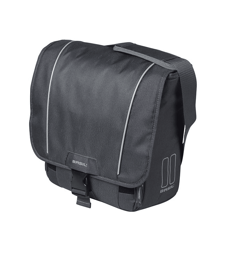 basil.sport_.design.svart_.png Basil Sport Design 18 liter cykelväska är en svart axelremsväska med justerbar rem, flikstängning med spänne, två reflekterande ränder och en Basil-logotyp på fliken.