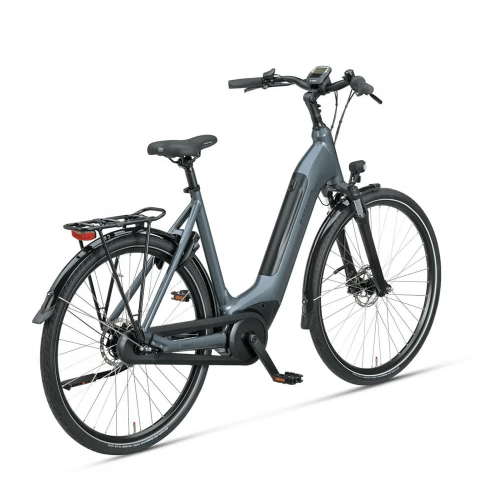 En modern elcykel med genomgående ram, framfjädring, skivbromsar, pakethållare och skärmar. Cykeln är grå med svarta detaljer och har ett integrerat batteri på underröret.
