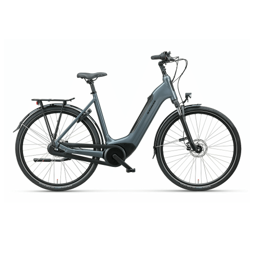 En grå elcykel med genomgående ram, främre och bakre stänkskärmar, lasthållare bak och skivbromsar, visad i sidovy mot en vit bakgrund.