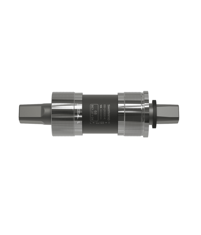 bb-un300-vevlager.png Detaljerad produktbild av ett Vevlager Shimano BB-UN300 68 mm. Metalliska texturer fångas i mjuk belysning, framhävande dess cylindriska form och gängade detaljer på vit bakgrund.