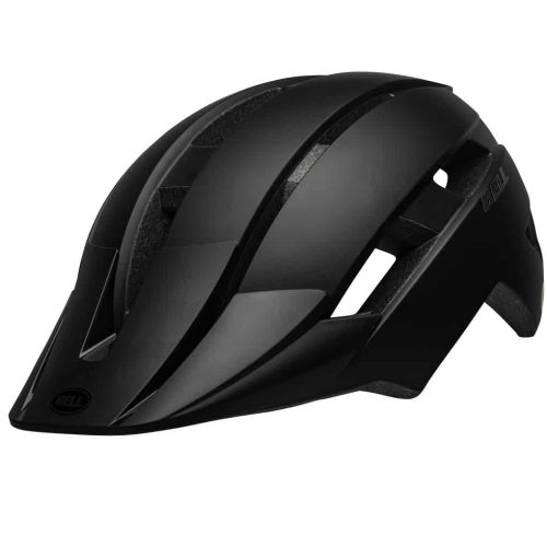 Bell Sidetrack MIPS är en mattsvart cykelhjälm med aerodynamiska ventilationsöppningar, ett förlängt visir och "Bell"-logotypen på både sidan och framsidan.