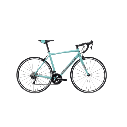 En Racer Bianchi BW7 Via Nirone Shimano 105, 2x11s landsvägscykel i signaturfärgen Celeste står upprätt mot en vit bakgrund och visar sina tunna däck, sitt droppstyre, sin lätta ram och det synliga varumärket på ramen.