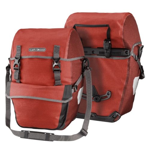Två Ortlieb Bike-Packer Plus cykelväskor i salsa/mörk chili visas. Väskorna är vattentäta med rullstängning, gråa detaljer och bärrem. Produktbilden har studioljus och detaljerad rendering.