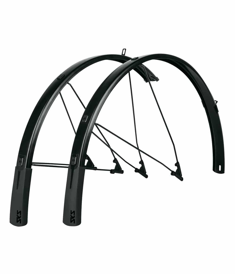 bluemels-style-28-46.jpg Par SKS Bluemels Style 46 mm stänkskärmar för sport/gravel/CX-cyklar med stödstag av metall, stående upprätt och vända mot varandra på en vit bakgrund. "SKS"-logotypen syns nära nederkanten.
