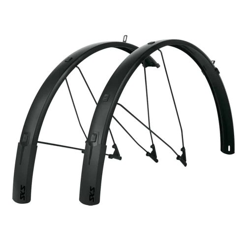 Ett par SKS Bluemels Style 56 mm svarta skärmar för sport-, grus- eller CX-cyklar med stödben och monteringspunkter, som visas upprätt och överlappande mot en vit bakgrund.